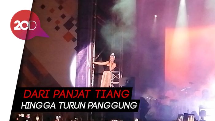 Aksi Energik Halsey Tutup ON OFF Festival Hari Pertama