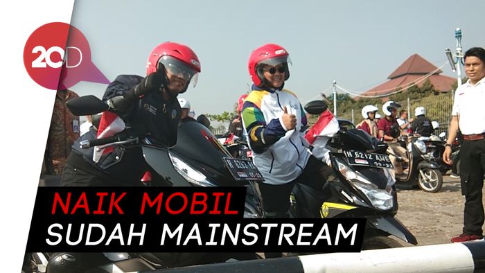 Aksi Menhub dan Menlu Naik Motor di Semarang