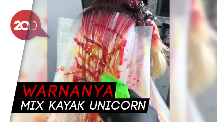 Unik Banget! Ngecat Rambut Pakai Pistol Air