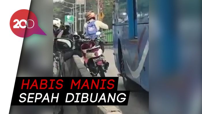 Habis Menolong Temannya, Penyerobot Busway Malah Ditinggal