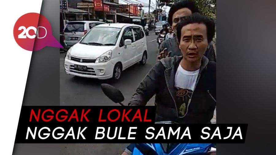 Salah Malah Maki, Begini Kelakuan Pemotor Jajah Trotoar di Bali