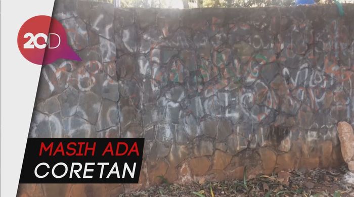 Waduh! Tembok Area GBK Masih Kotor