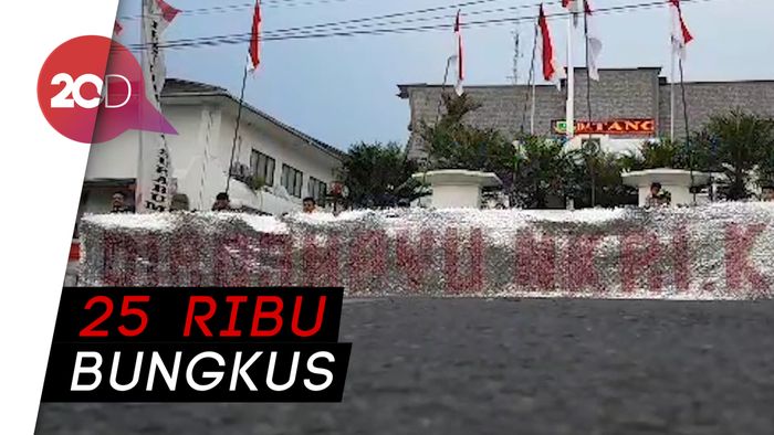 Ada Spanduk HUT RI dari Bungkus Kopi