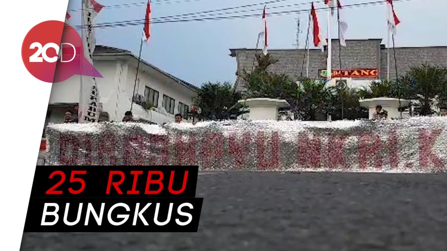 Ada Spanduk HUT RI dari Bungkus Kopi