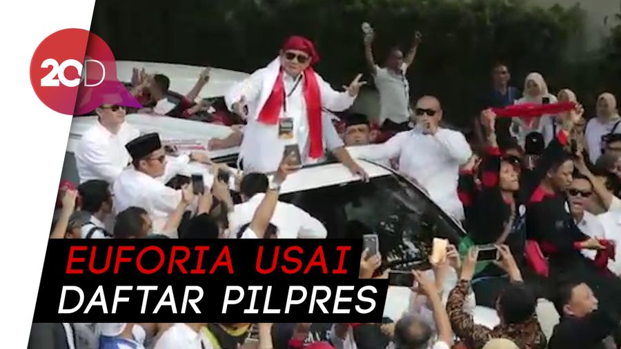 Asyiknya Prabowo Joget Lagi Syantik di Atas Mobil