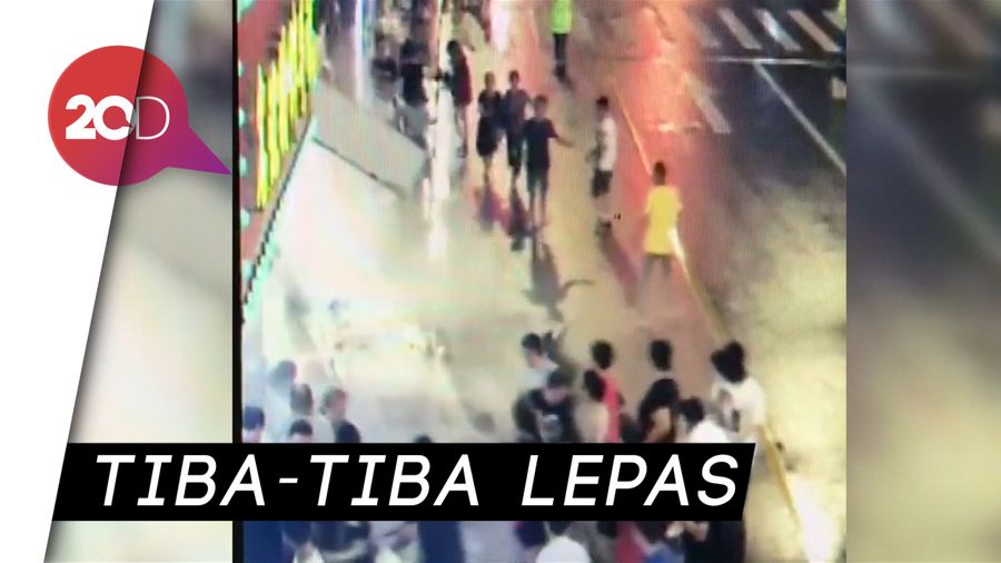 Papan Nama Jatuh Timpa 9 Orang, 3 Tewas