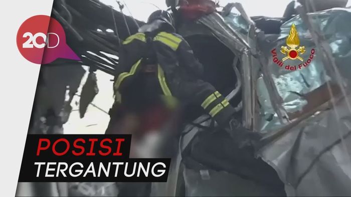 Dramatis! Evakuasi Korban Jembatan Ambruk di Genoa
