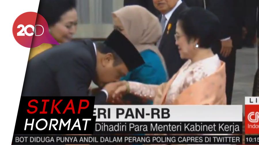 Momen Komjen Syafruddin Cium Tangan JK dan Megawati 