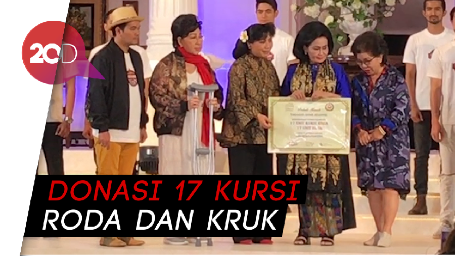 Pagelaran dan Amal di Pasar Tiban ke-20 Anne Avantie