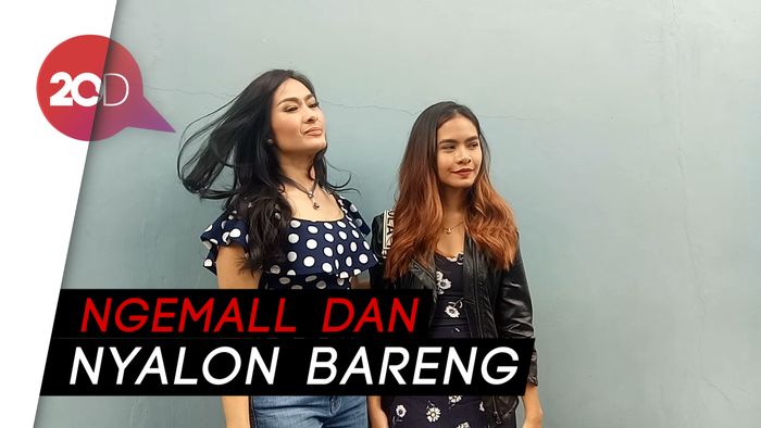 Begini Kedekatan Iis Dahlia dan Putrinya