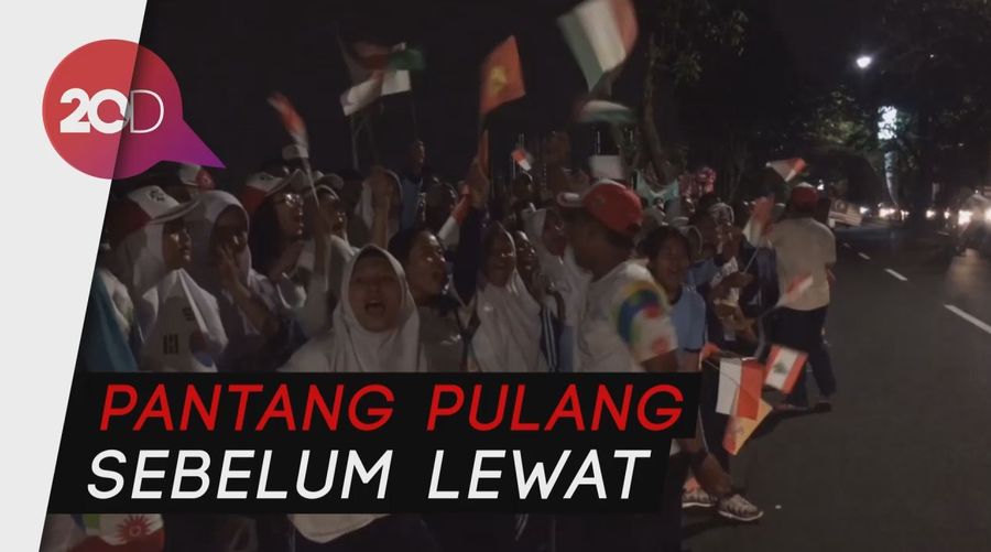 Mereka Setia Menunggu Demi Pawai Obor Asian Games