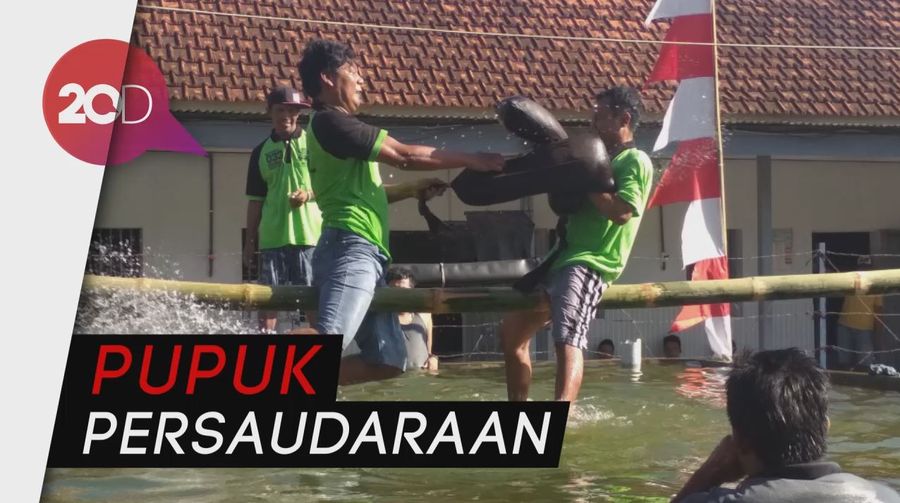 Seru! Napi di Trenggalek Beradu Tangkas Lomba Gebuk Bantal