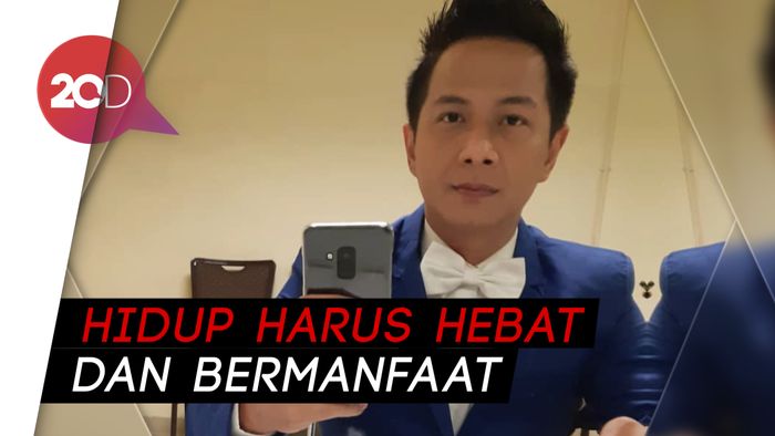 Pasca Digugat Cerai, Delon Posting Kata-kata Bijak