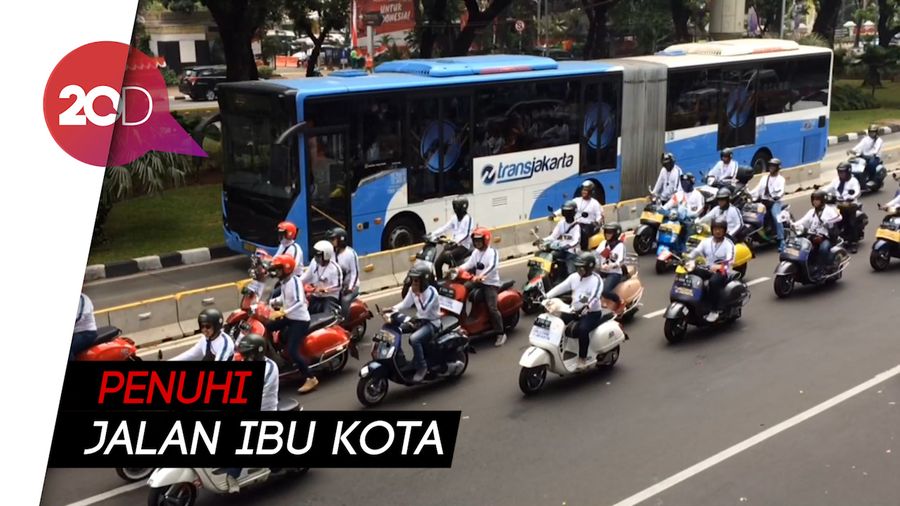 Ratusan Vespa Meriahkan Pawai Obor Asian Games Jakarta