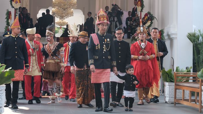 Bikin Gemas! Jokowi Ditemani Sang Cucu, Jan Ethes di Istana