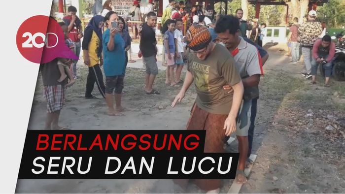 Saat Bule Berebut Hadiah Kalung Sapi di Lomba 17-an
