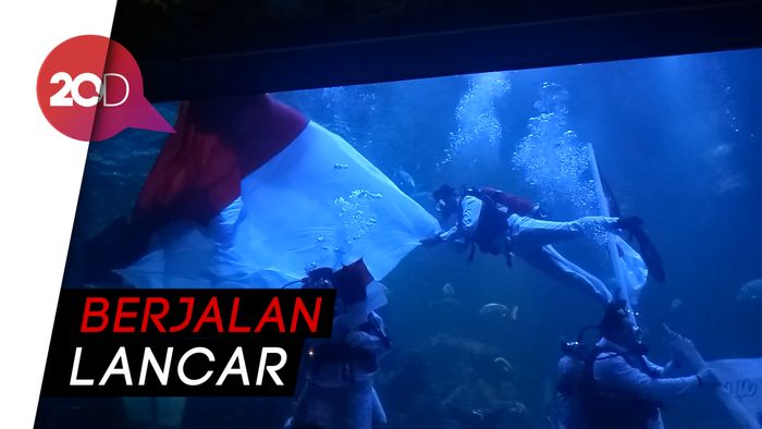 Marsha Aruan Kibarkan Sang Merah Putih Dalam Akuarium Raksasa