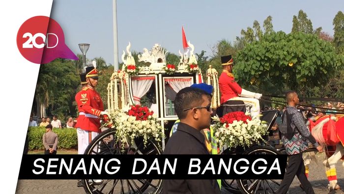 Meriah! Warga Foto-foto Bareng Kirab Kereta Kencana