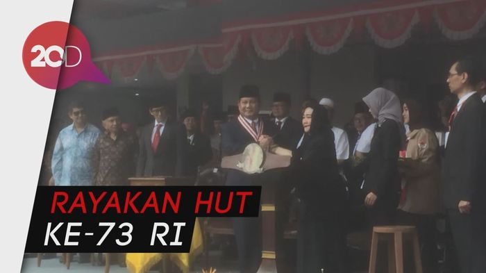 Prabowo-Sandi dan Titiek Soeharto Kompak Upacara di UBK