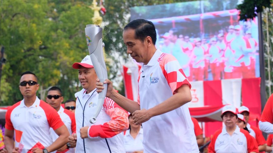 Di Tangan Jokowi, Api Obor Asian Games Sempat Mati
