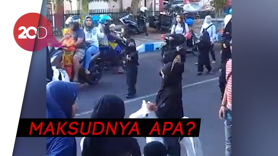 Ada Karnaval TK Bercadar dan Bersenjata di Probolinggo