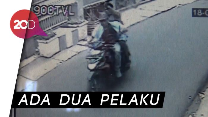 Aksi Perampok Bersenjata Tajam Terekam CCTV