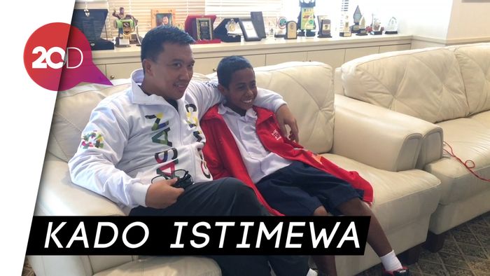 Jokowi Undang Joni Si Pemanjat Tiang Bendera ke Istana