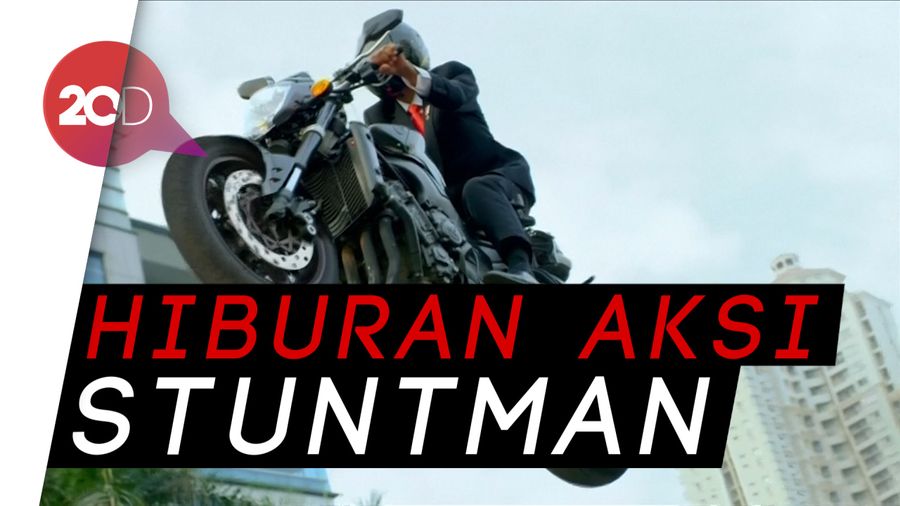 Aksi Bermotor Jokowi & Aksi Terjun Ratu Elizabeth