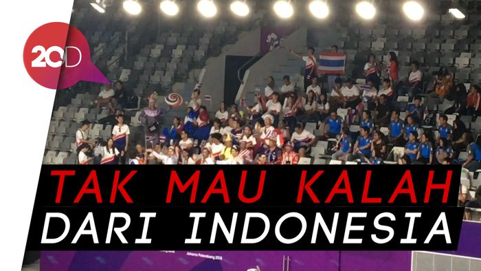 Gaya Totalitas Suporter Thailand Dukung Tim Bulutangkisnya