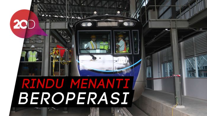 Kereta MRT Melintas, Warga Sambut Hangat