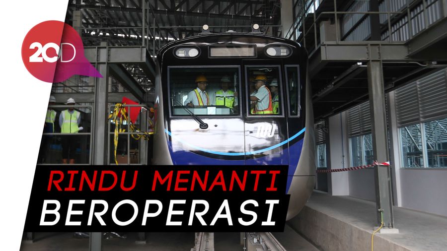 Kereta MRT Melintas, Warga Sambut Hangat