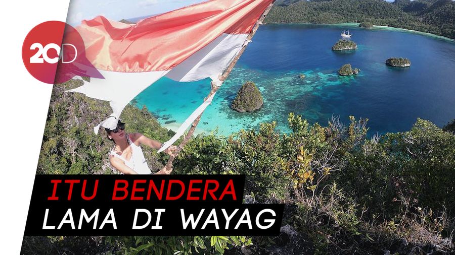 Penjelasan Nadine Chandrawinata Soal Bendera Robek yang Ia Pegang