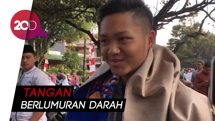 Aksi Azriel saat Sembelih Hewan Kurban