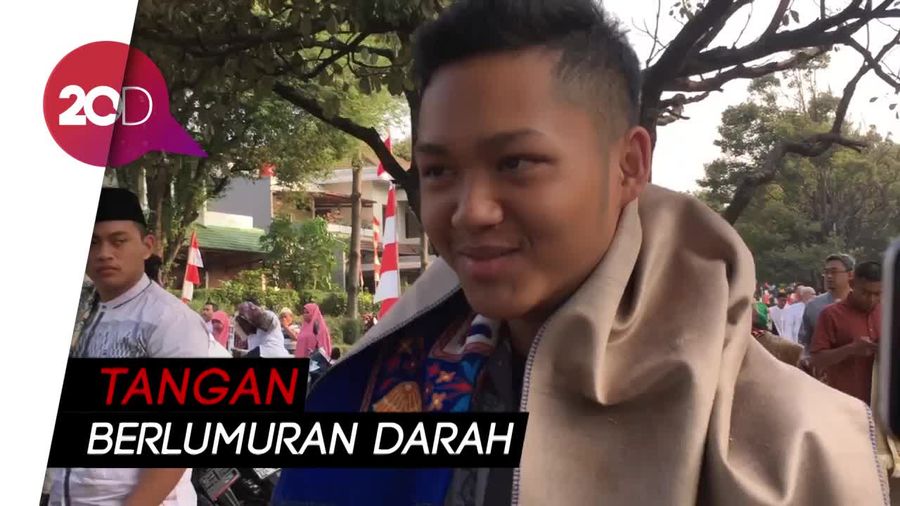 Aksi Azriel saat Sembelih Hewan Kurban