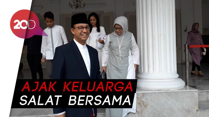Ajak Istri dan Anaknya, Anies Ikuti Salat Id di Balai Kota