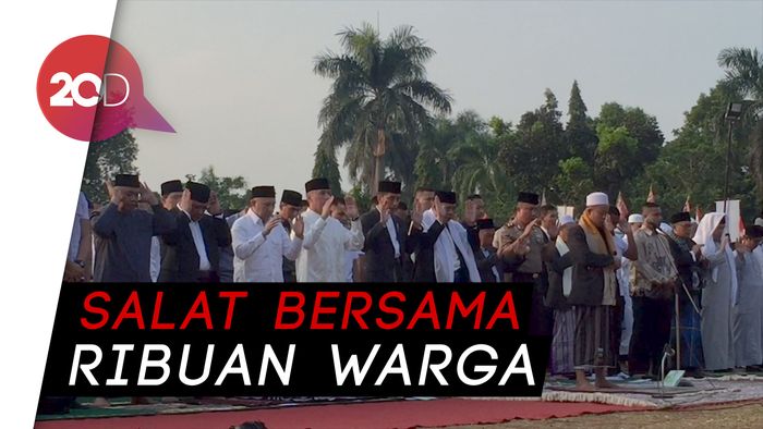 Berjas dan Bersarung Hitam, Gaya Jokowi Salat Id di Cibinong