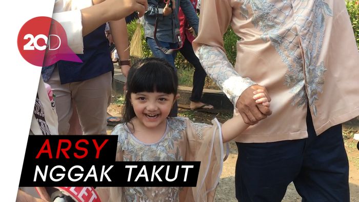 Lucu! Ketika Anang Ajak Arsya Lihat Pemotongan Kurban