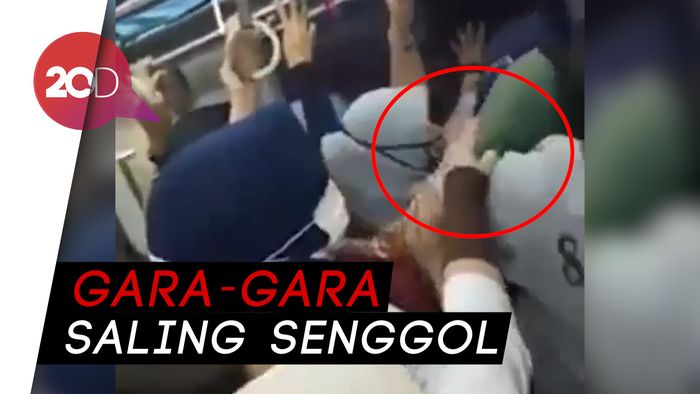  Emak-emak Saling Jambak di KRL Jakarta-Bekasi