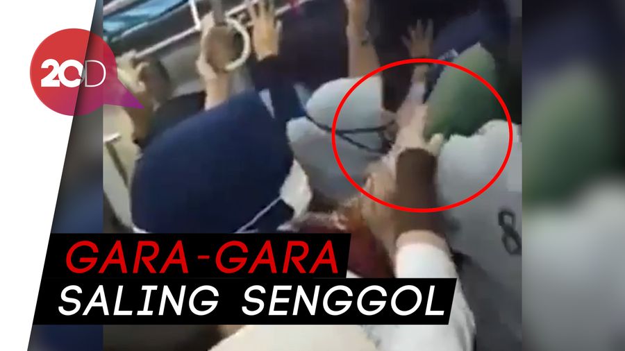  Emak-emak Saling Jambak di KRL Jakarta-Bekasi