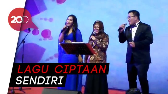 Gaya Mba Tutut Nyanyi di HUT Yayasan Harapan Kita