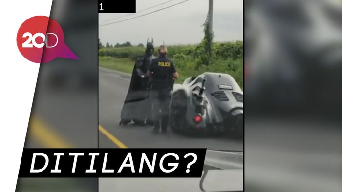 Polisi Setop Batman di Jalanan  