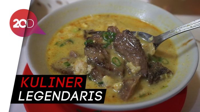 Rela Antre Panjang Demi Semangkuk Soto Betawi yang Gurih Mantap