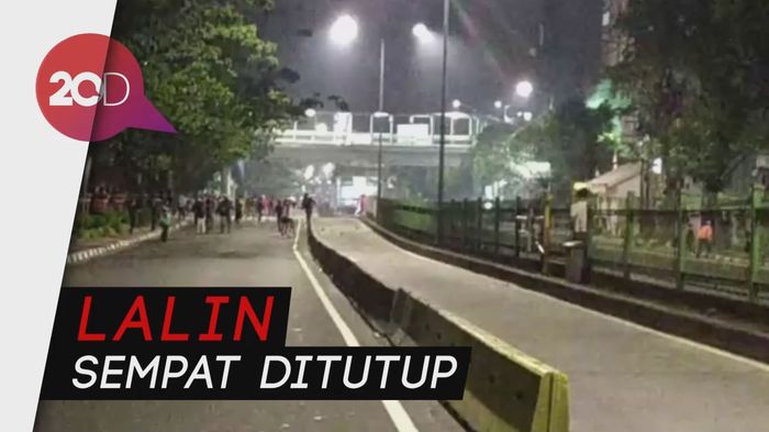 Lagi! Tawuran Warga Pecah di Depan Pasar Rumput