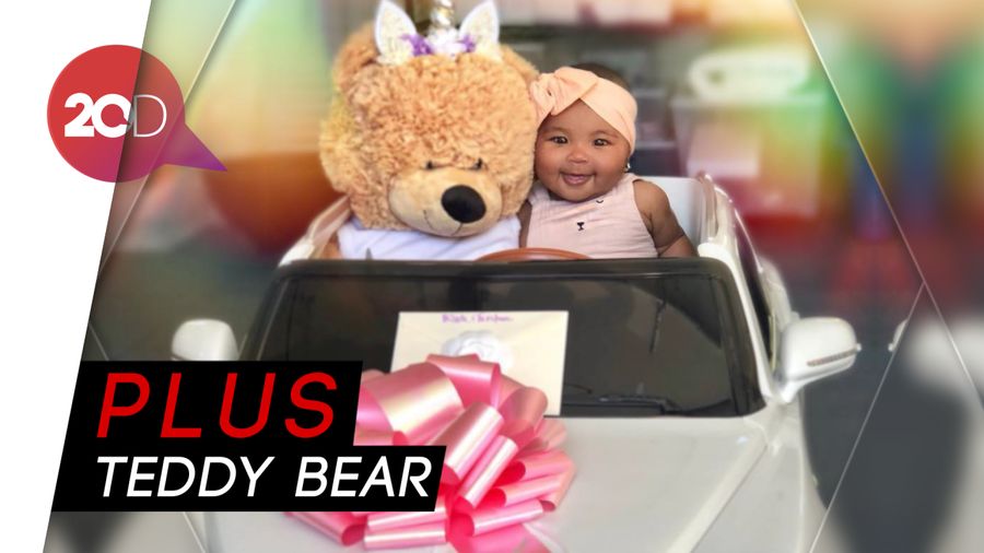 Menggemaskan! Baby True Dapat Mobil Bentley Pertamanya