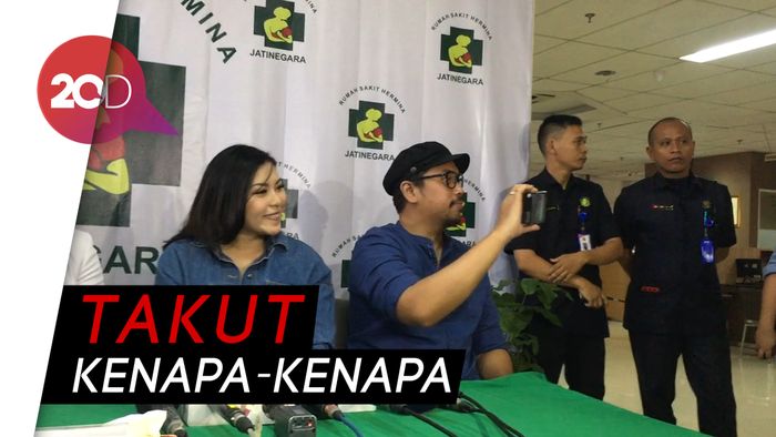 Sammy Simorangkir Was-was Saat Belajar Gendong Buah Hatinya