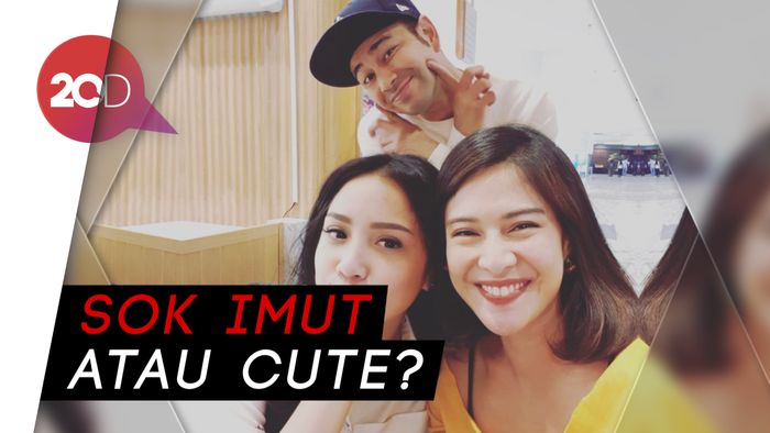 Foto Bareng Dian Sastro, Netizen Salfok dengan Raffi Ahmad