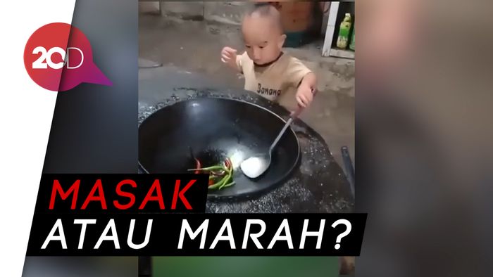Gaya Kocak Bocah Saat Memperagakan Masak