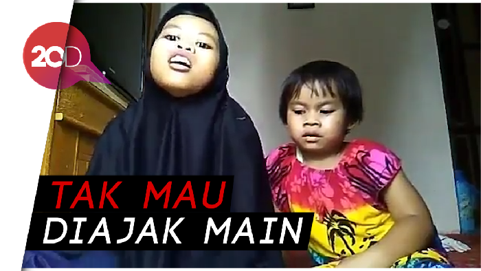 Kocak! Lihat Ekspresi Dua Bocah Ini Saat Kaget Dengar Petir