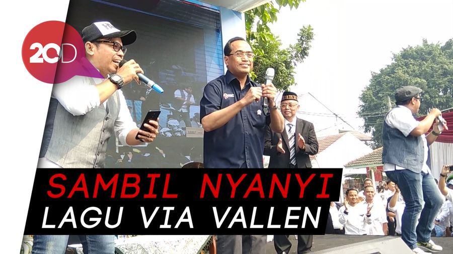 Asyiknya Menhub Goyang Dayung ala Jokowi 