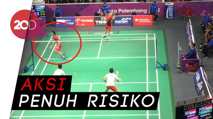Atraksi Ganti Raket Kevin di Tengah Pertarungan Versus Fajar/Rian